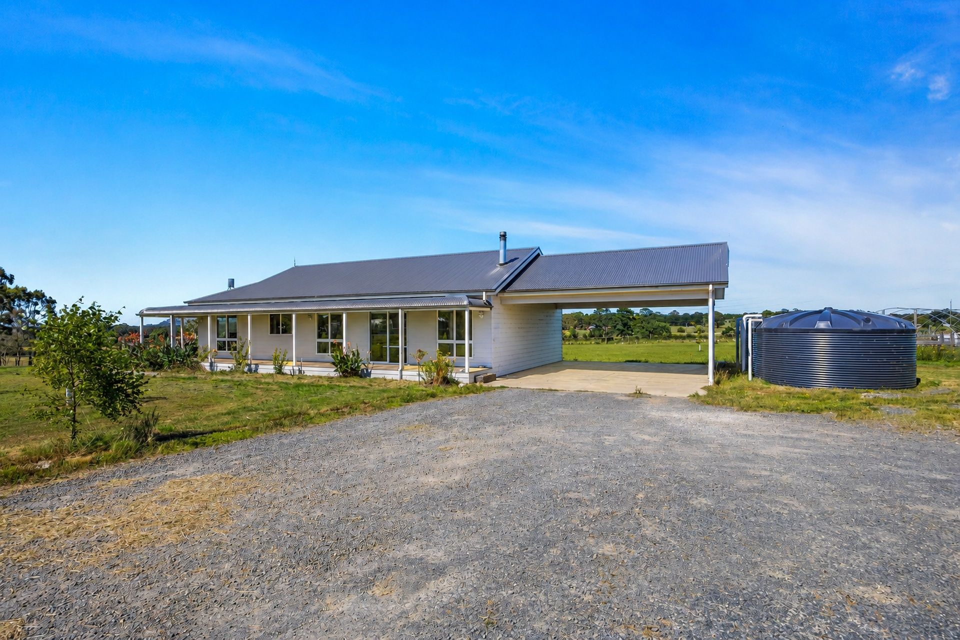 2.5 Acres! 3BRS+2 Living, stunning outlook, Warrenheip - Thumbnail 2