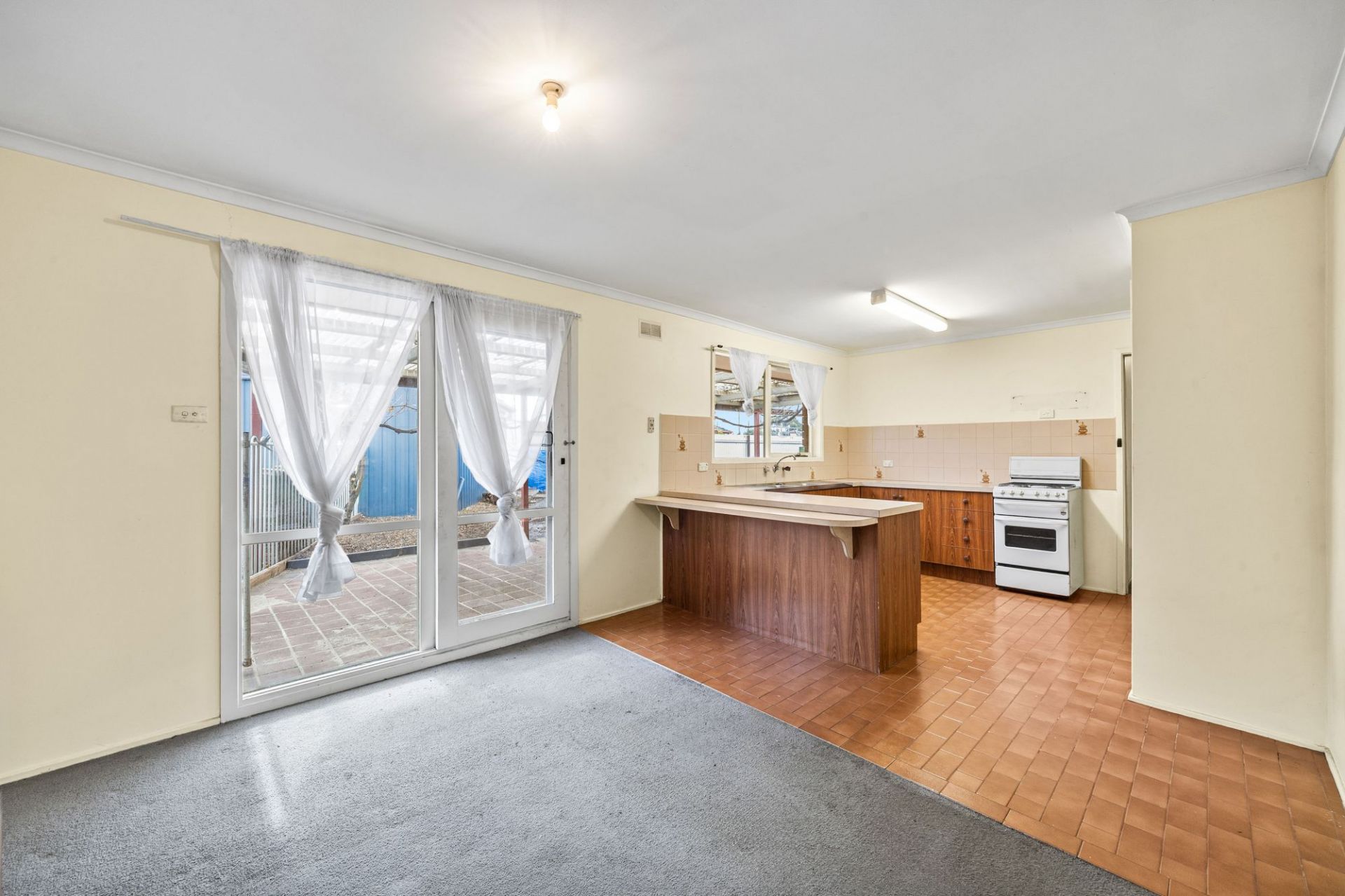 PRIME OPPORTUNITY OPPOSITE CRAIGIEBURN TRAIN STATION - 991m2  (approx) OF ENDLESS POTENTIAL