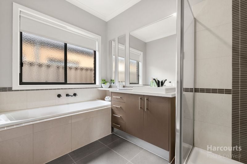 8 Mount Way, Caroline Springs