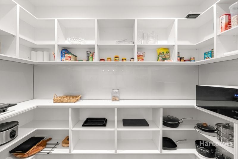 7 Waterview Walk, Caroline Springs