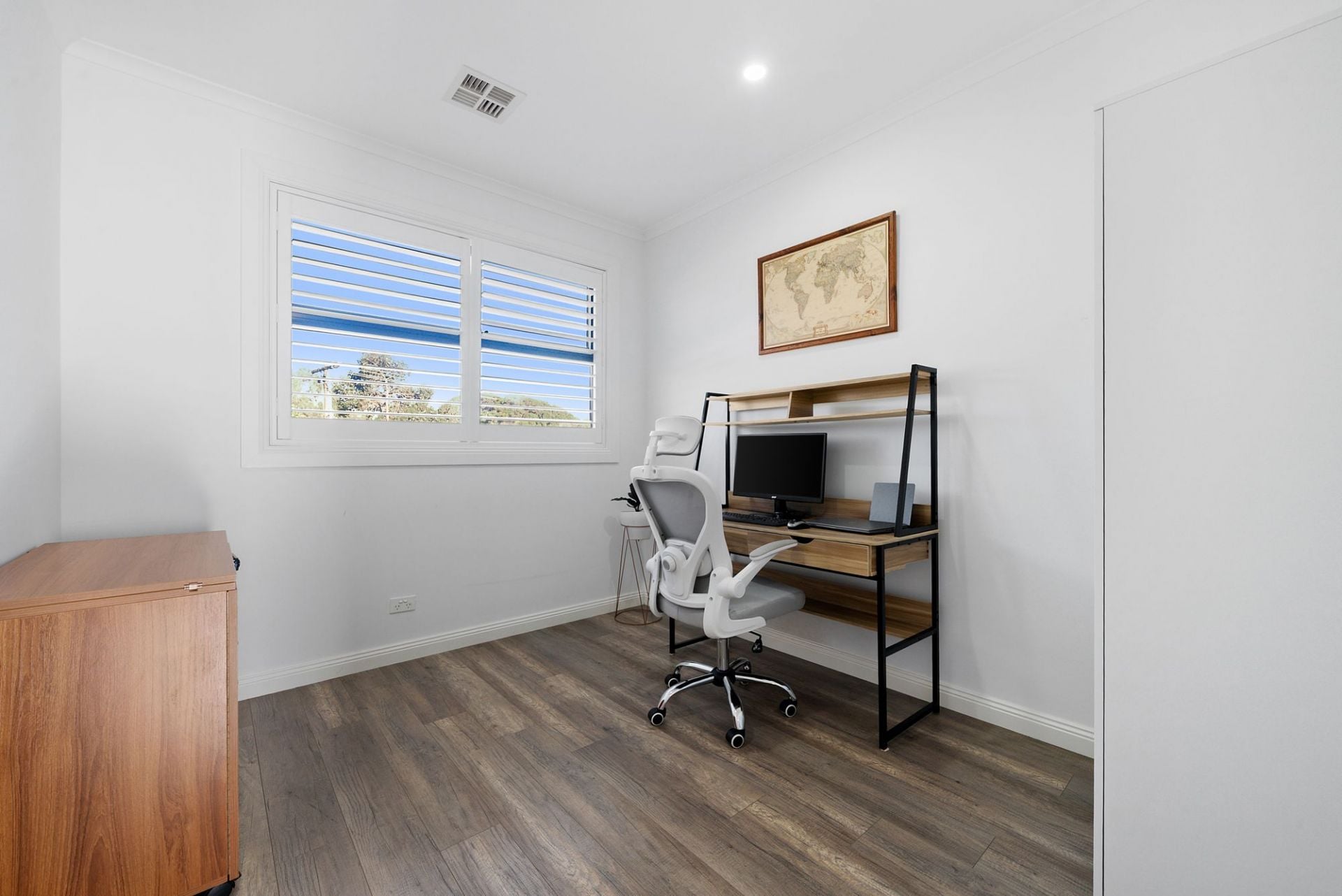 UNDER OFFER

Style, Space & Sophistication in a Prime Family Setting