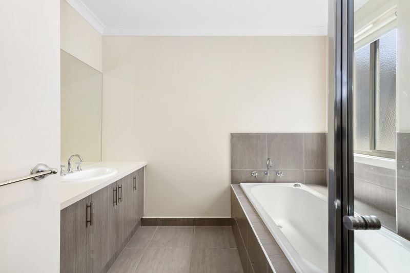 30 Featherbrook Drive, Point Cook