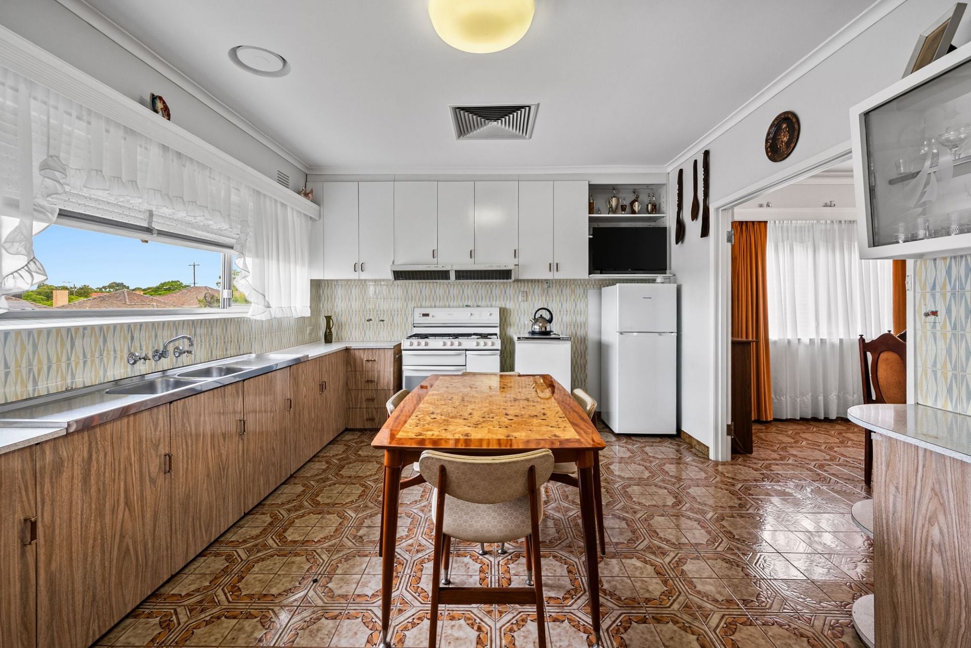 2 HOMES IN ONE ( 2 INCOMES $$$$ )
or SELF-CONTAINED IN-LAW ACCOMMODATION 
or A 5 BEDROOM HOME WITH ROOM FOR ALL