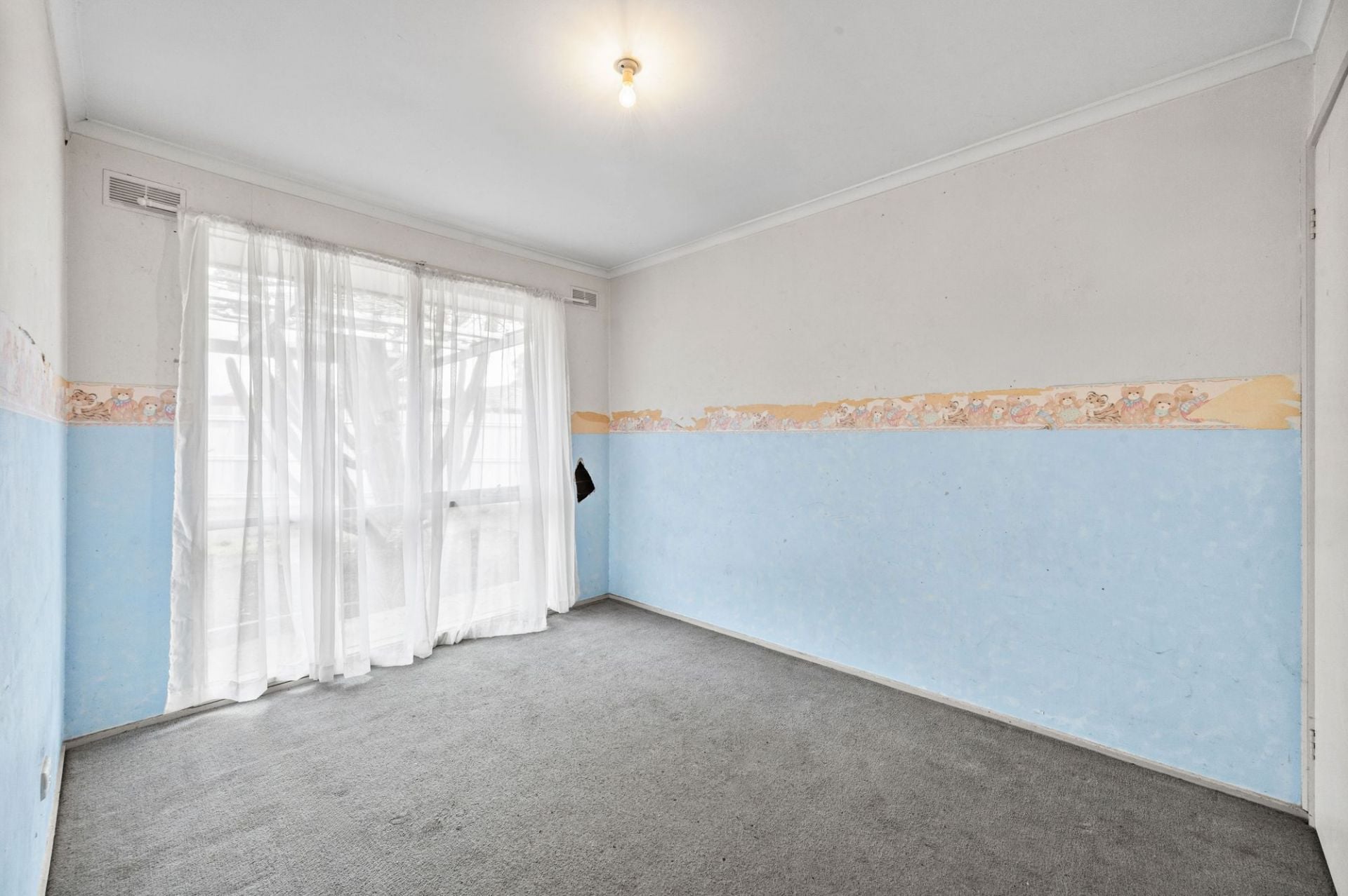 PRIME OPPORTUNITY OPPOSITE CRAIGIEBURN TRAIN STATION - 991m2  (approx) OF ENDLESS POTENTIAL