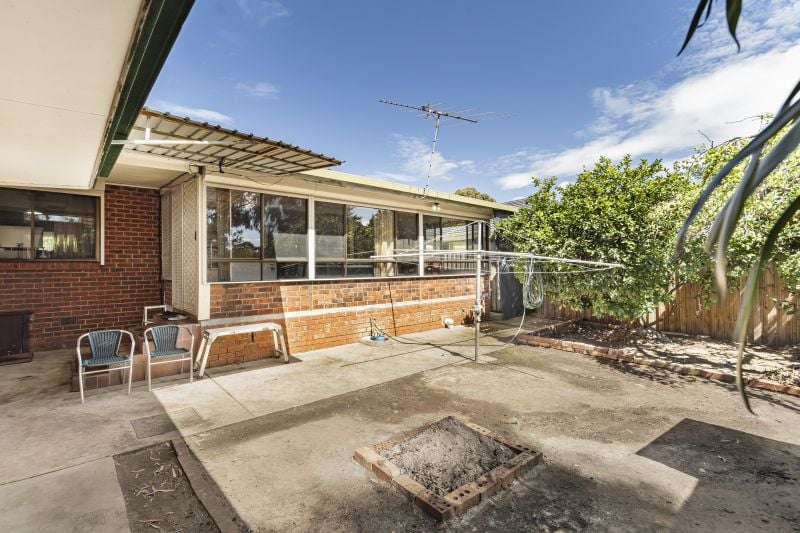 8 Casey Drive, Lalor