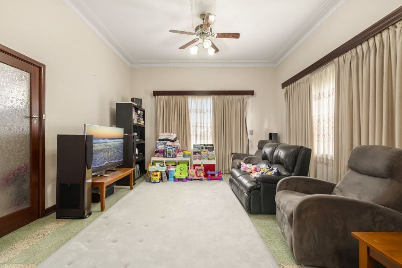 42 Broadhurst Avenue, Reservoir