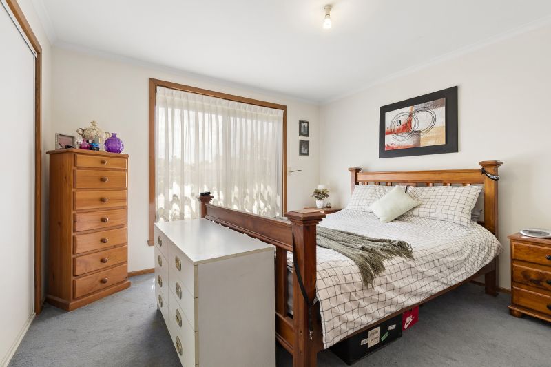 24 Horseshoe Crescent, Epping