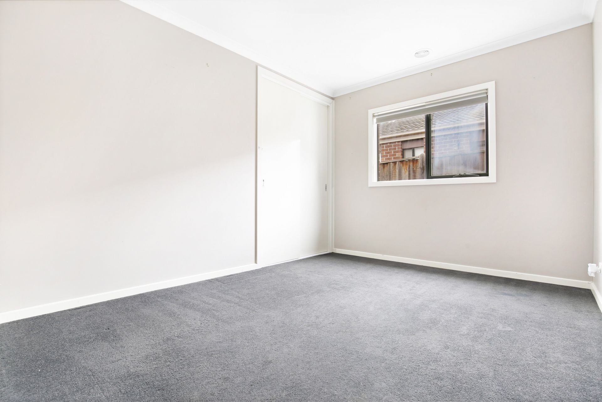 INVITING & MODERN 4 BEDROOM FAMILY HOME