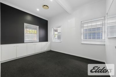STYLISH WORKERS COTTAGE WITH 6 CARS!