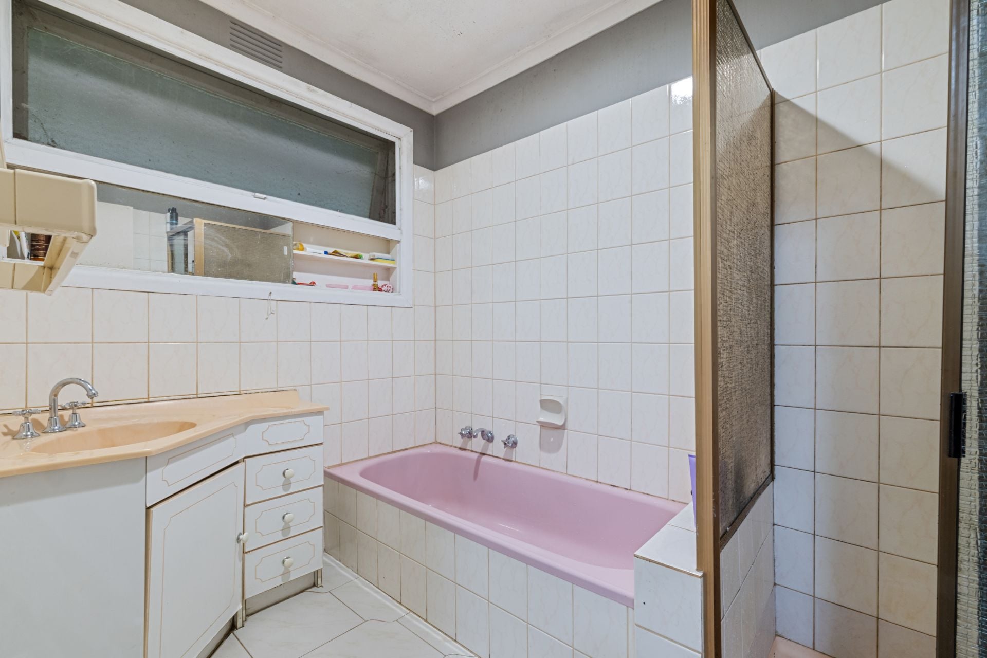 Spacious Family Home With Versatile Bungalow
