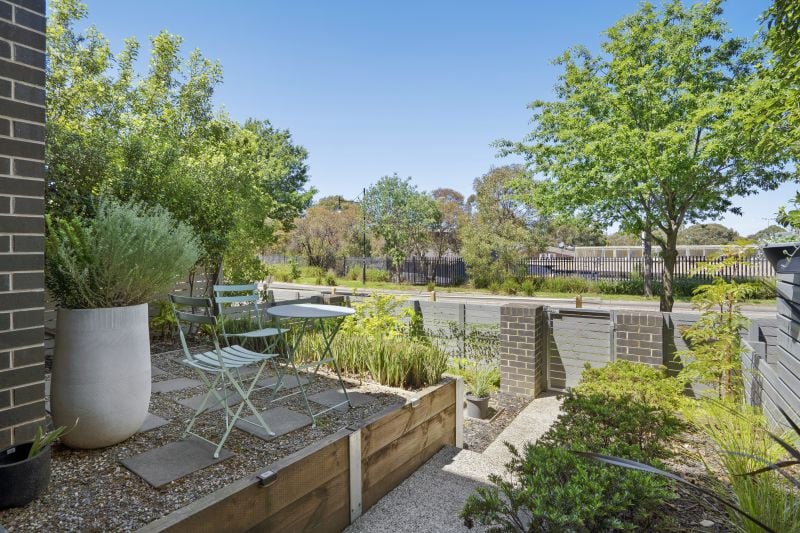 2/2 Ambrose Treacy Drive, Bundoora