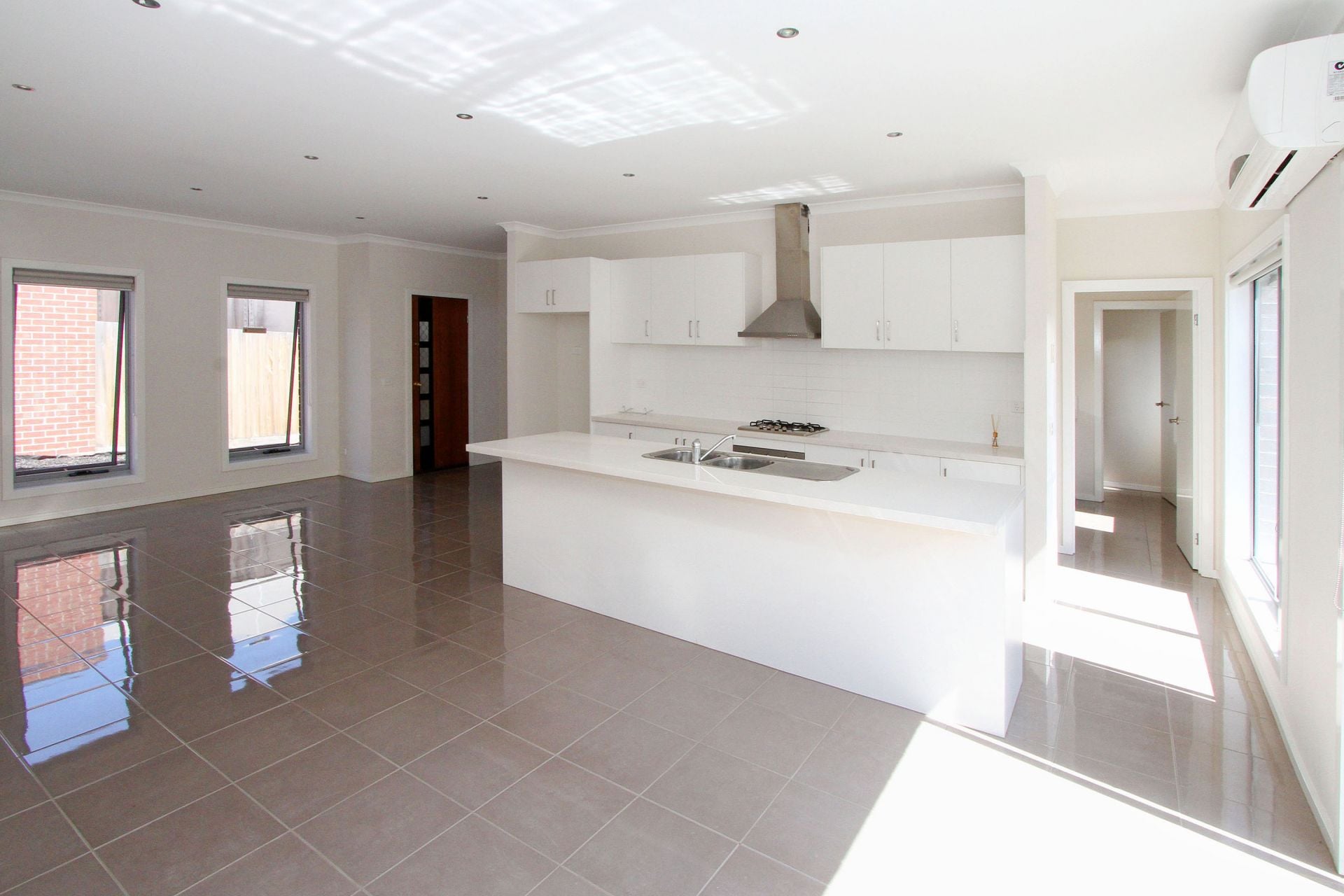 SUPERB TOWNHOUSE CLOSE TO TRANSPORT