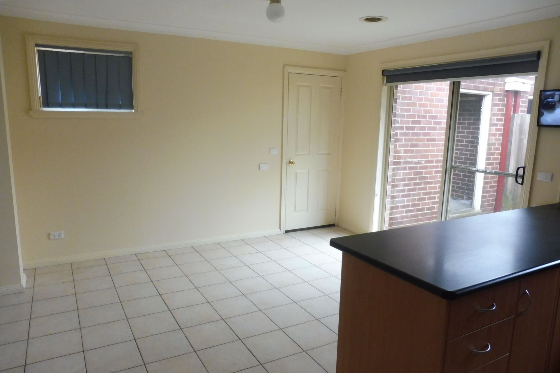 LOCATED CLOSE TO THOMASTOWN STATION
