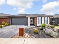 18 Fenway Boulevard, Clyde North VIC