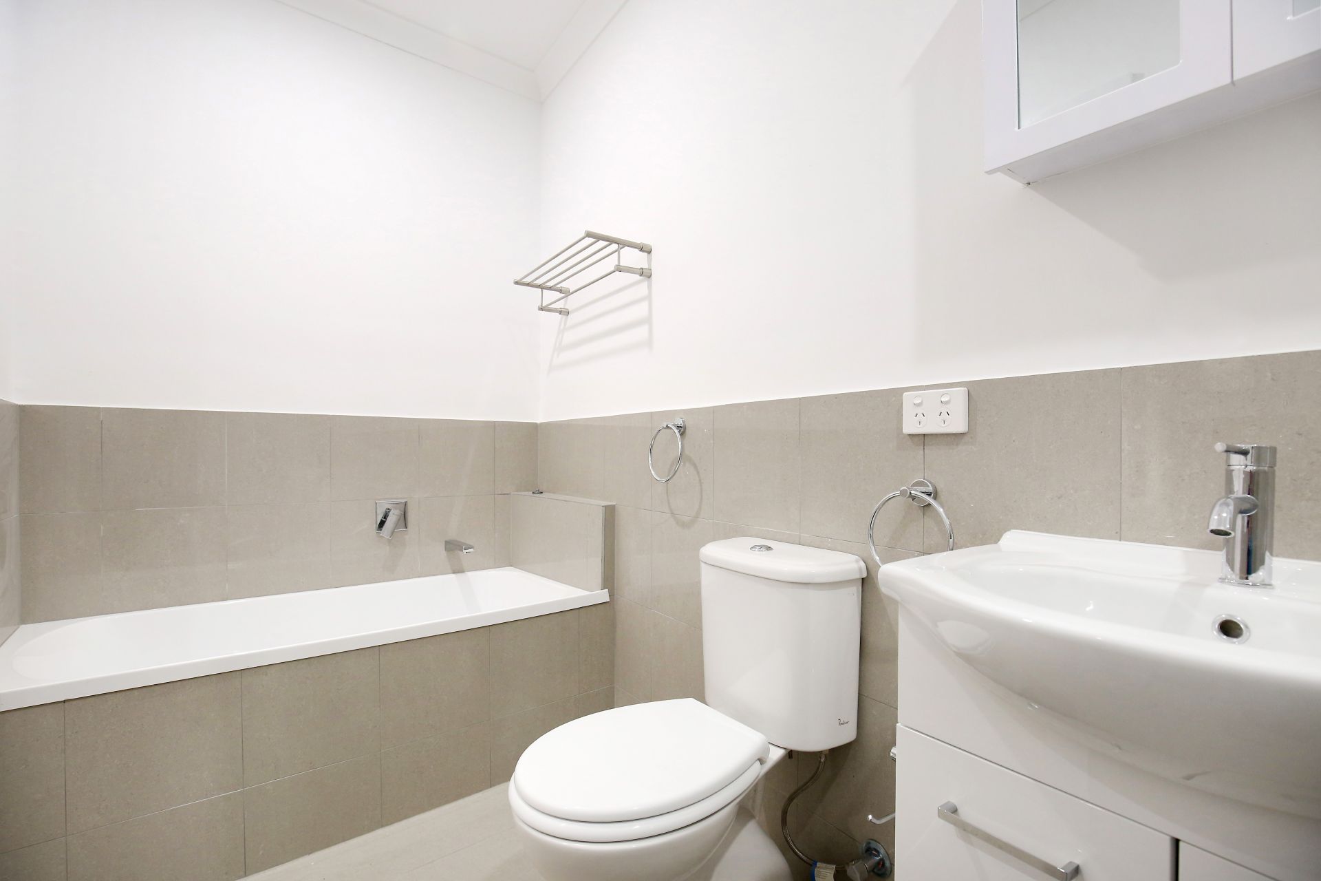 One Bedroom Plus Study Townhouse in Prime Locale!