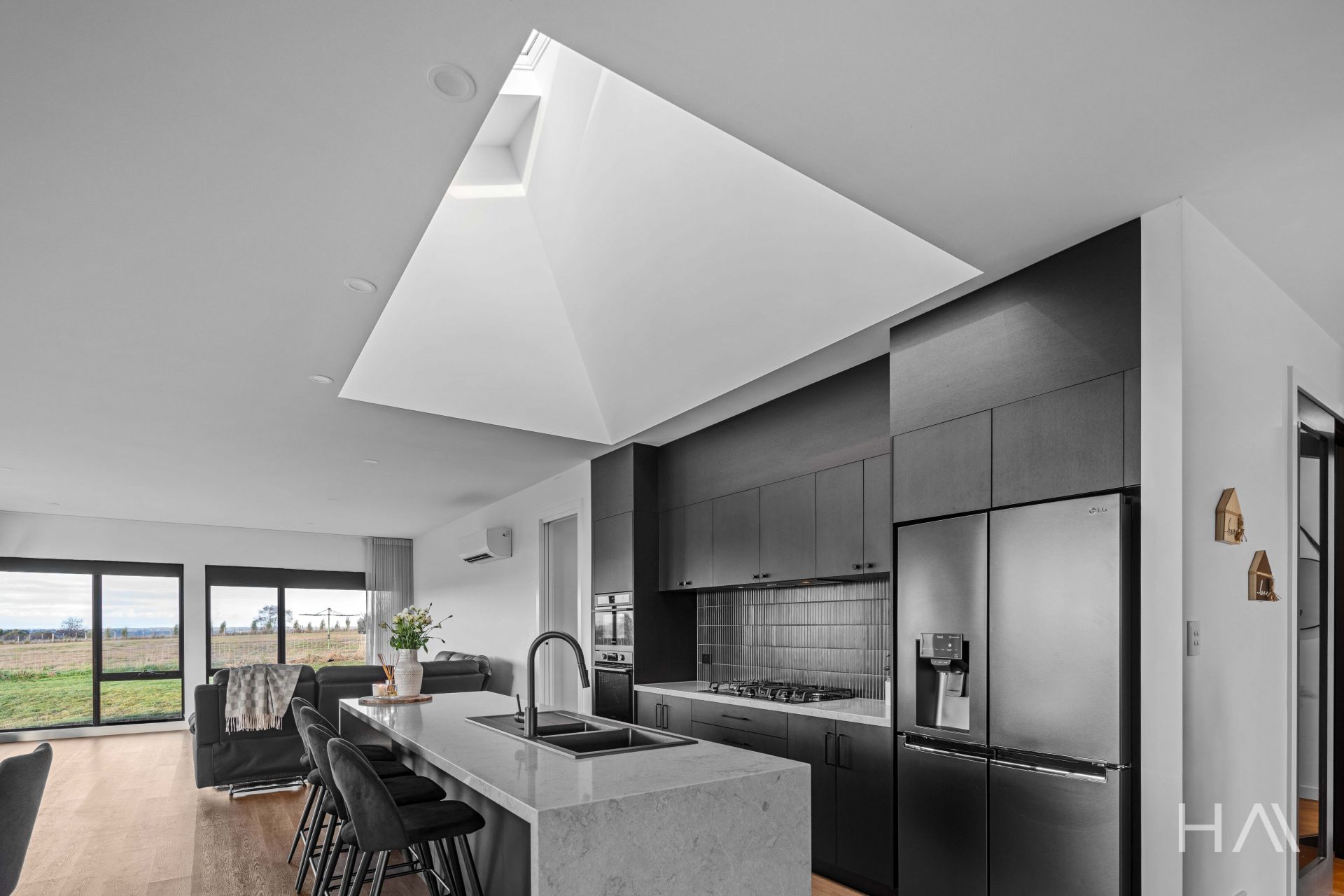 95 Five Acre Row Westbury, Westbury - Thumbnail 3