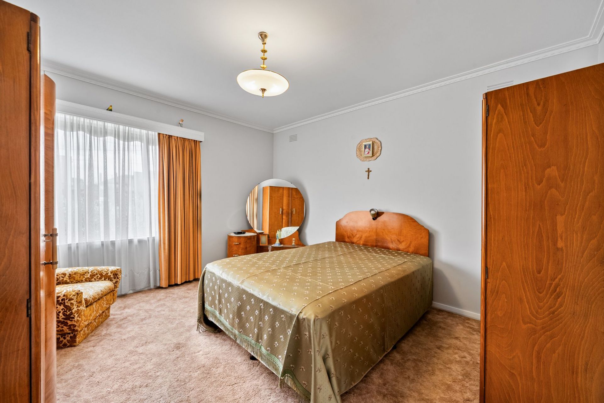 2 HOMES IN ONE ( 2 INCOMES $$$$ )
or SELF-CONTAINED IN-LAW ACCOMMODATION 
or A 5 BEDROOM HOME WITH ROOM FOR ALL