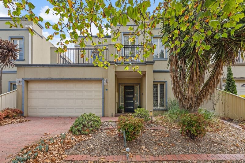 32 Lennon Boulevard, Point Cook