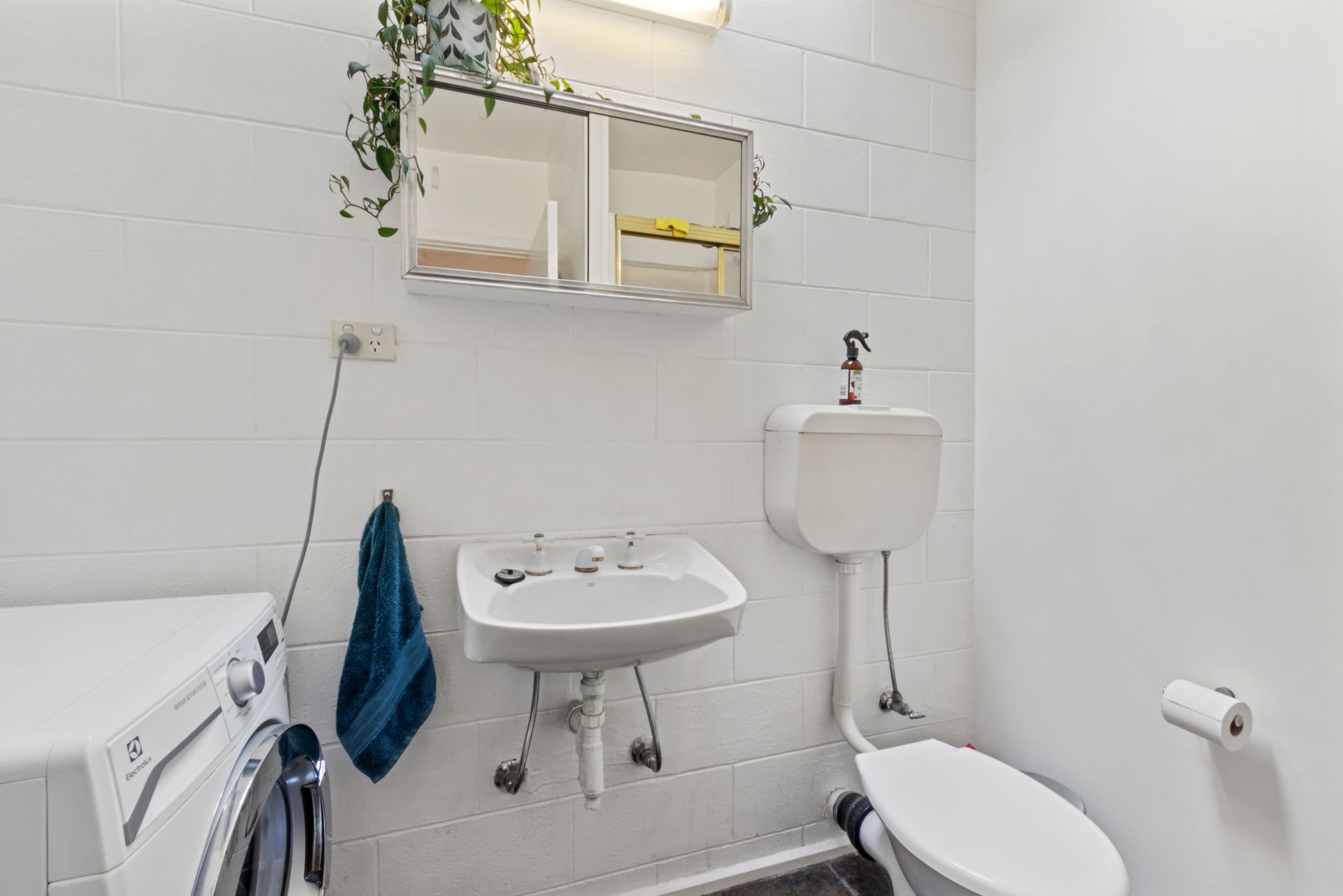 Charming 2 Bedroom, Townhouse!