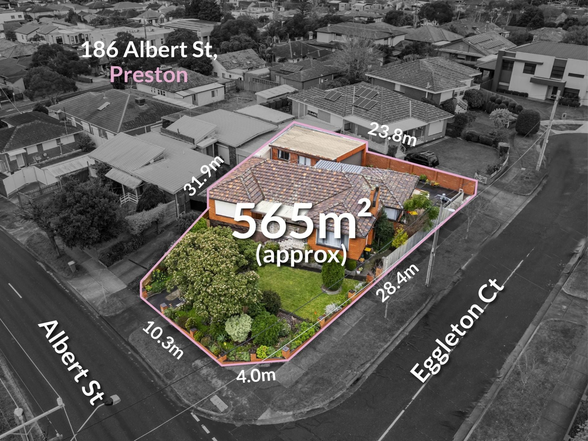 A Family Favorite ….. with 2 Garages !