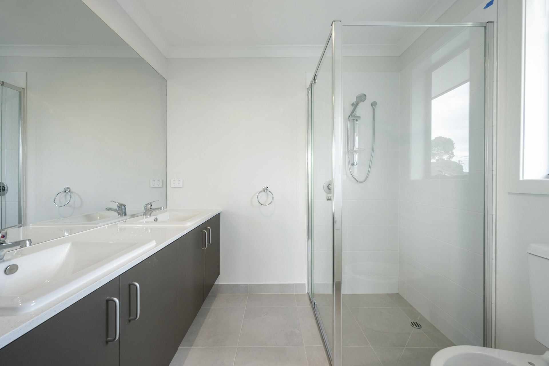 CONTEMPORARY COMFORT MEETS CONVENIENCE