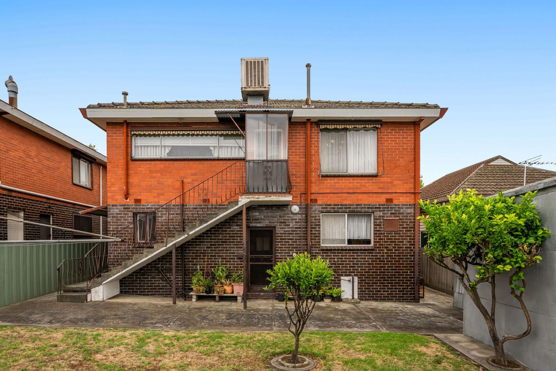 2 HOMES IN ONE ( 2 INCOMES $$$$ )
or SELF-CONTAINED IN-LAW ACCOMMODATION 
or A 5 BEDROOM HOME WITH ROOM FOR ALL