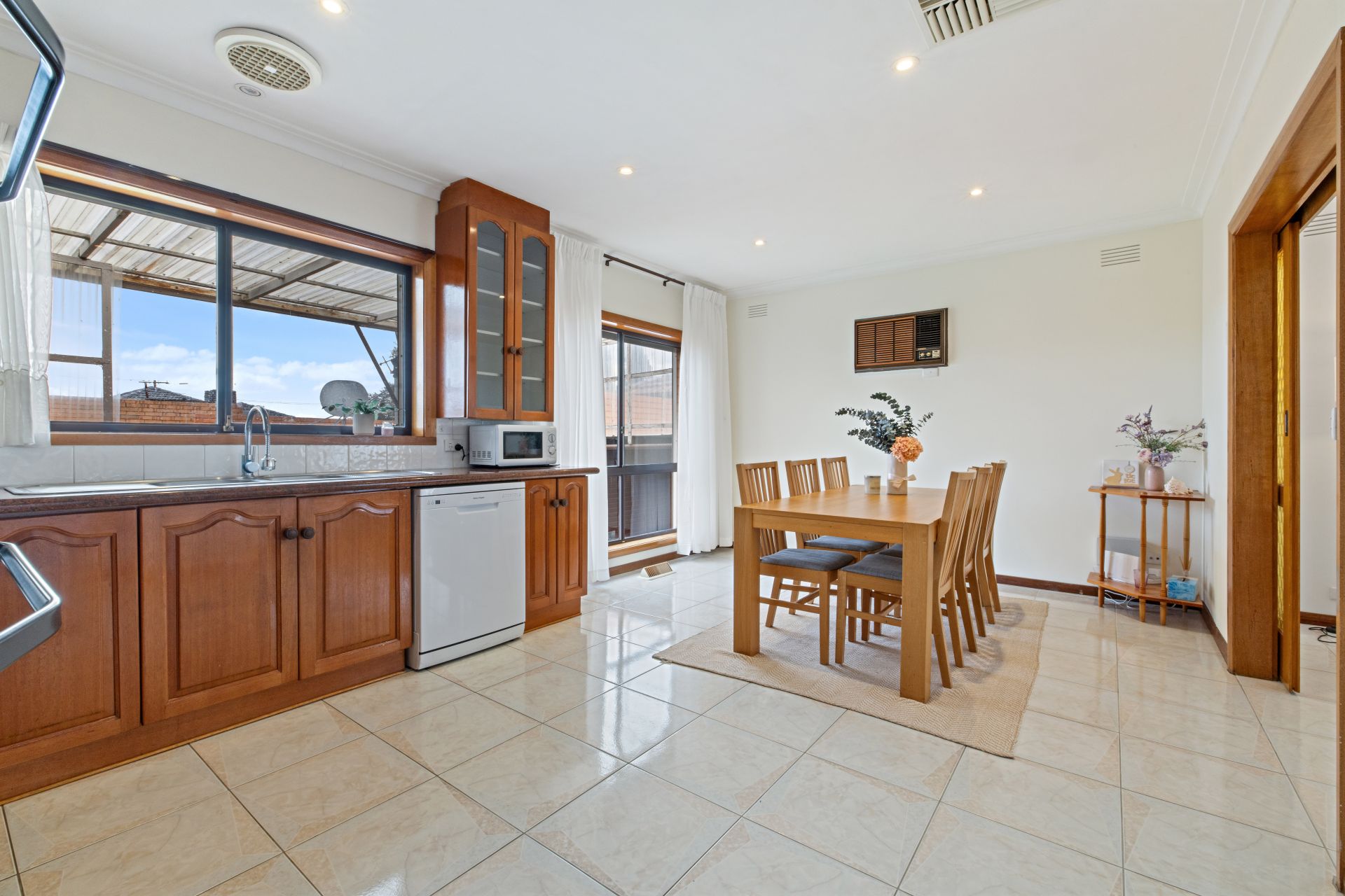 Charming Family Home with Outdoor Extras in Prime Thomastown Location!