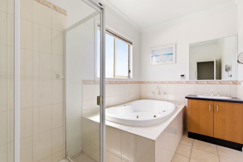 32 Lennon Boulevard, Point Cook