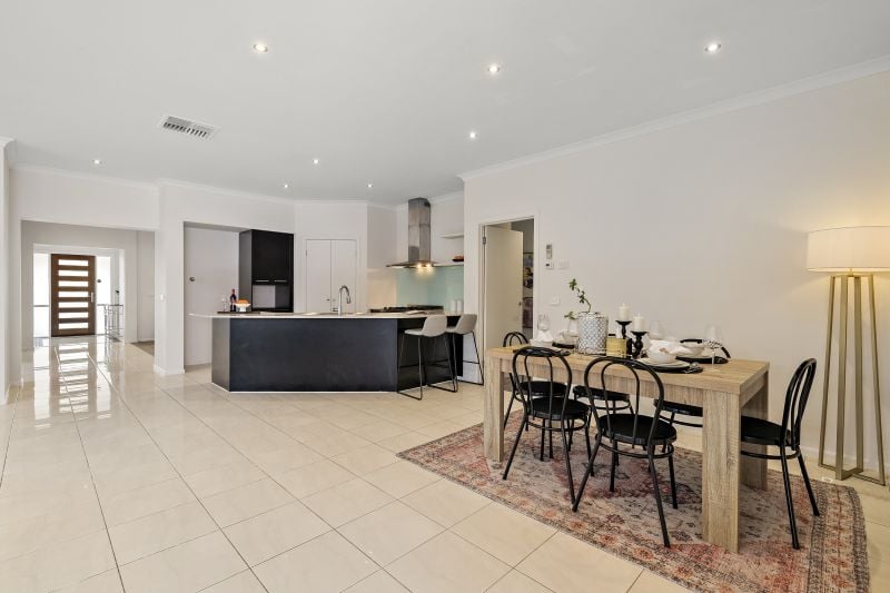 90 Hawkstowe Parade, South Morang