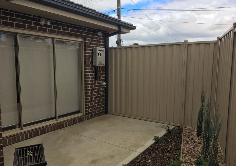 1/8 Edgewood Close, Thomastown