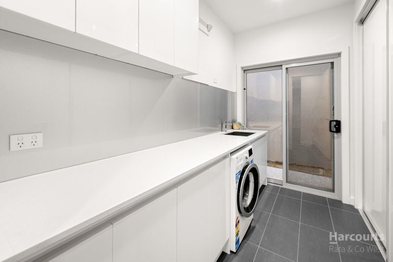 7 Waterview Walk, Caroline Springs