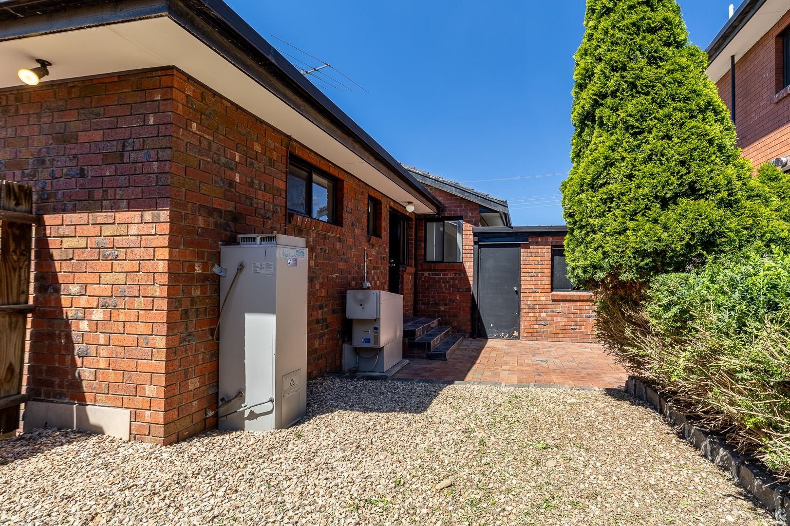 LOCATED CLOSE TO THOMASTOWN STATION
