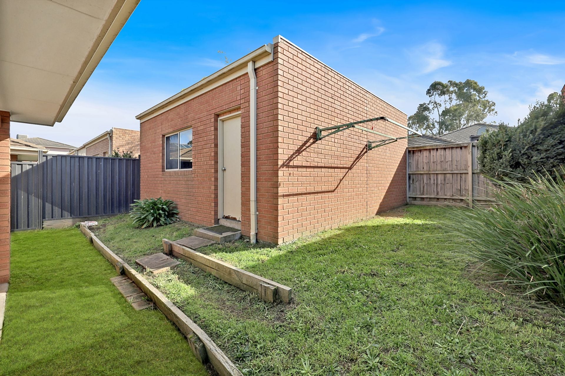 MODERN 3 BEDROOM HOME IN AURORA ESTATE..