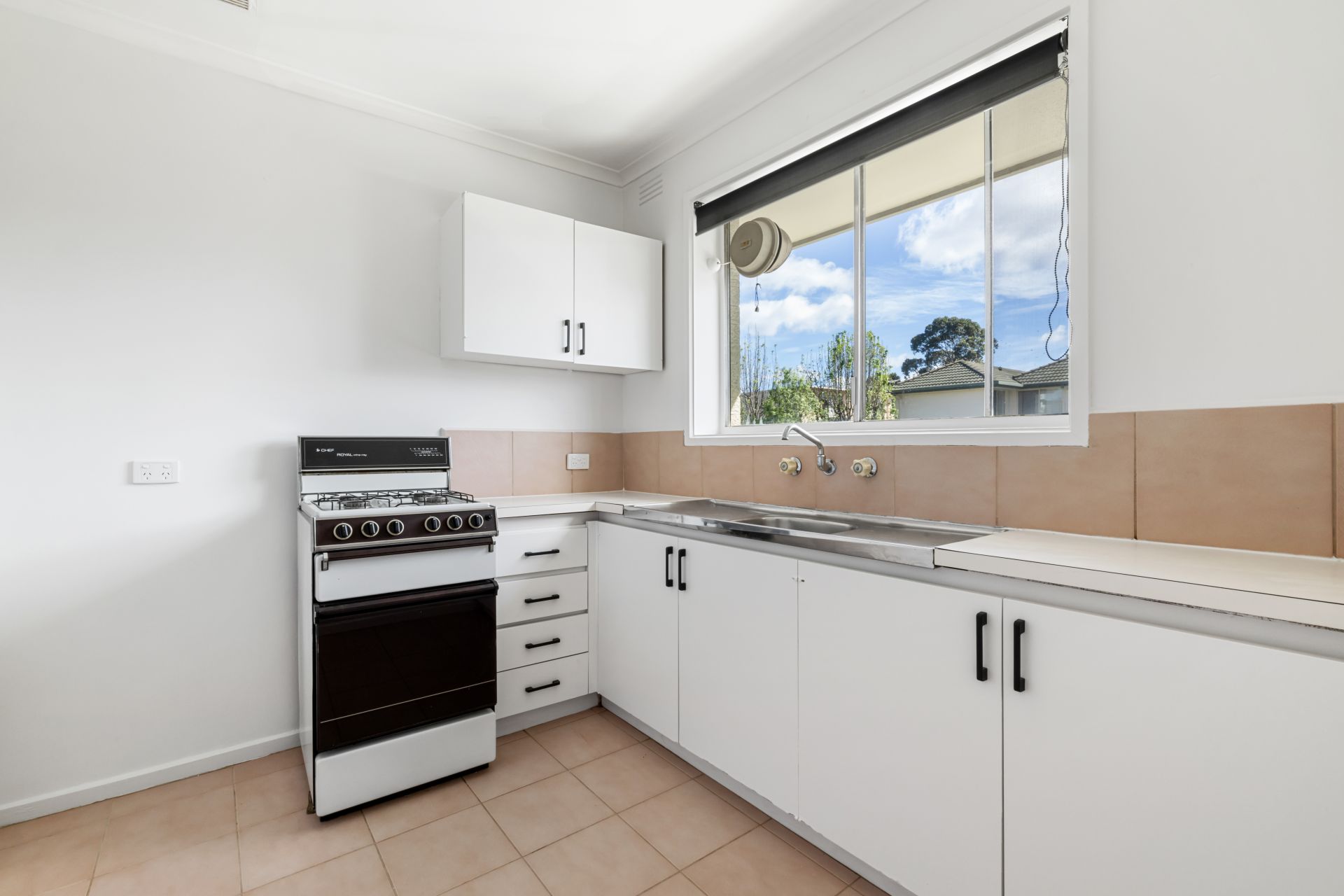 Affordable Spacious Apartment In Great Location !