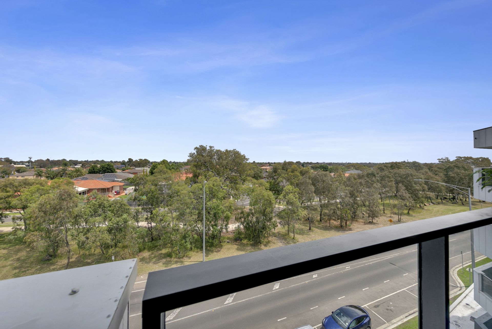 TOP FLOOR WITH CITY VIEWS