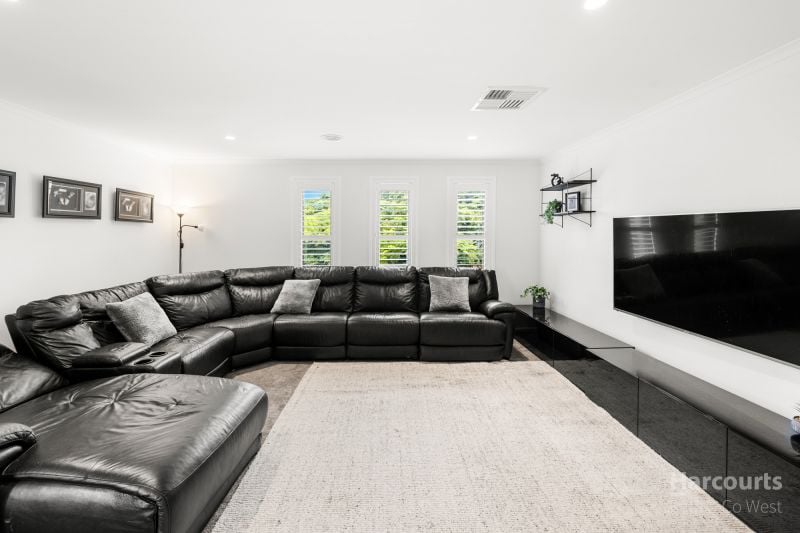 27 Great Barr Crescent, Caroline Springs