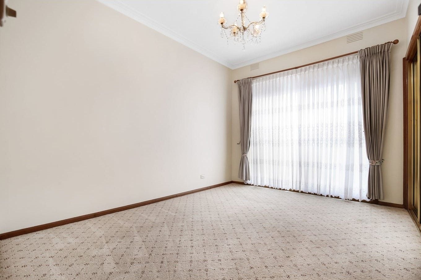 Comfortable 3-bedroom family living in a highly convenient location.