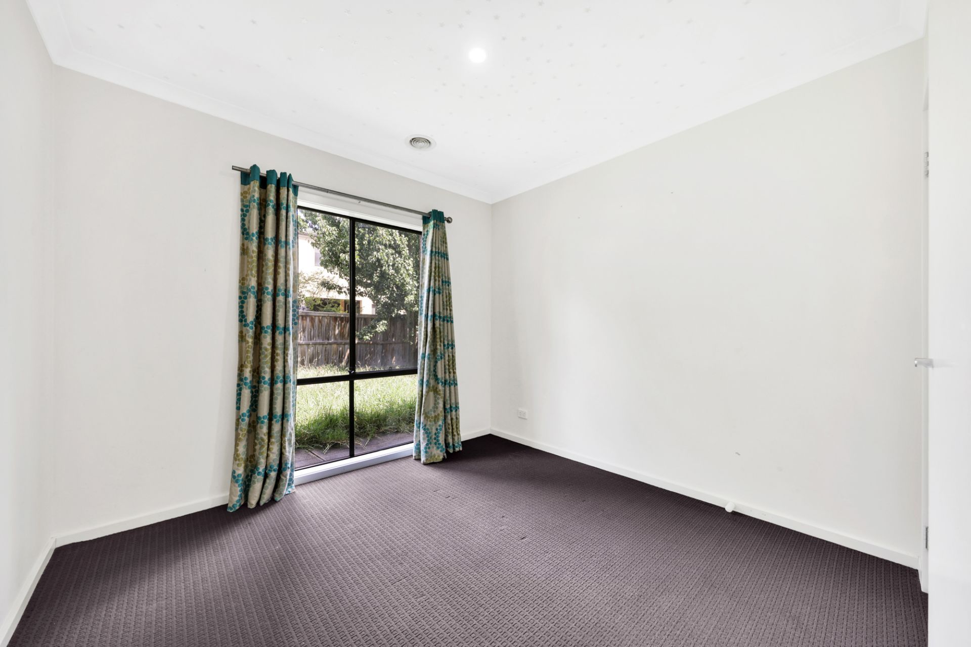BEAUTIFULLY PRESENTED HOME!