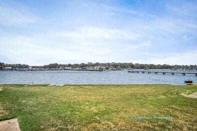 FULLY RENOVATED APARTMENT IN A PRIME WATERFRONT LOCATION