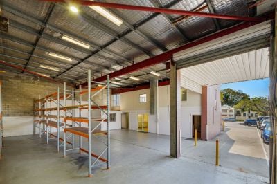 HIGHLY EXPOSED OFFICE / WAREHOUSE ALONG STANLEY STREET!
