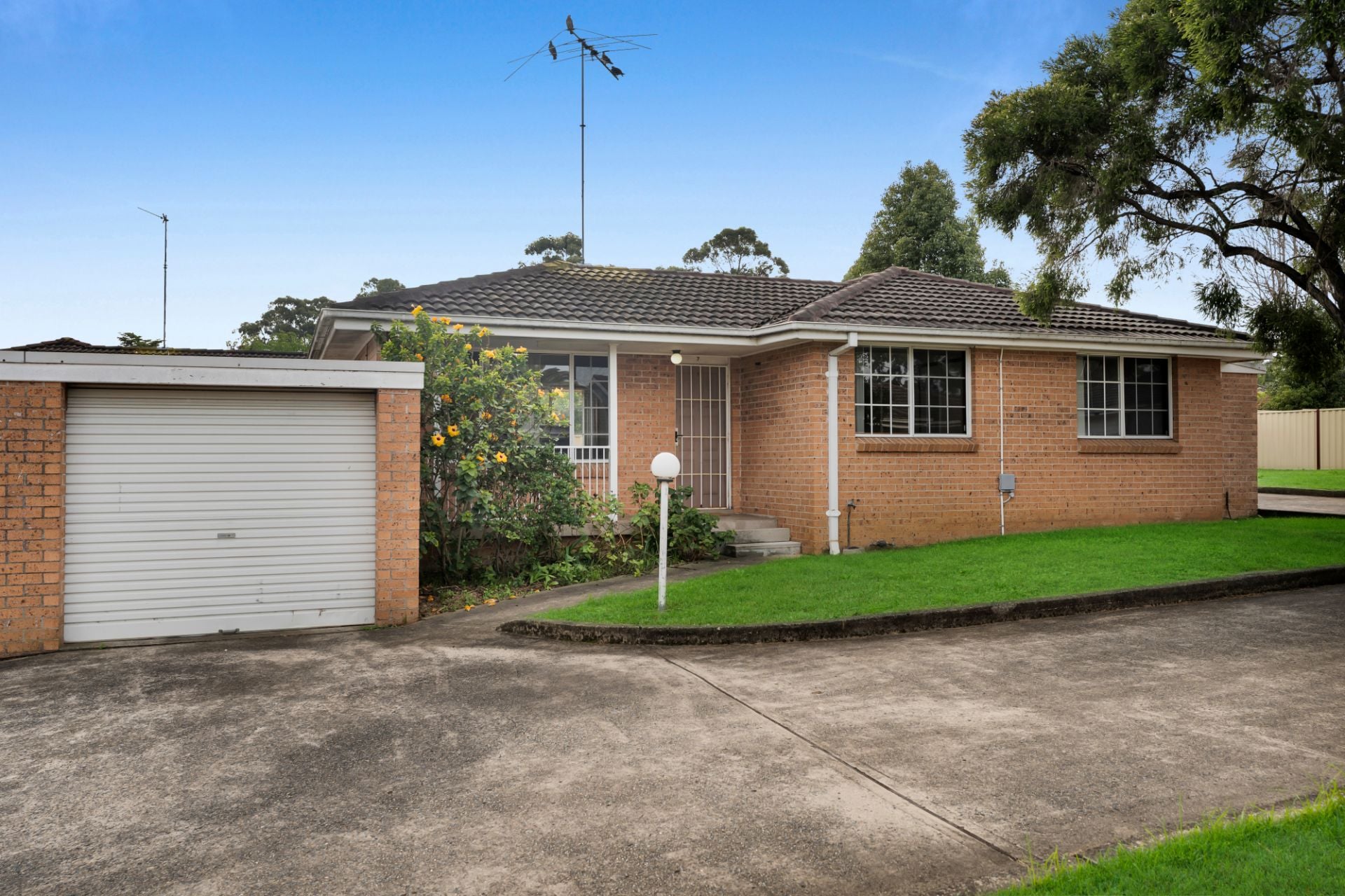 7/4-5 Welch Place, Minto, Minto - Image 1