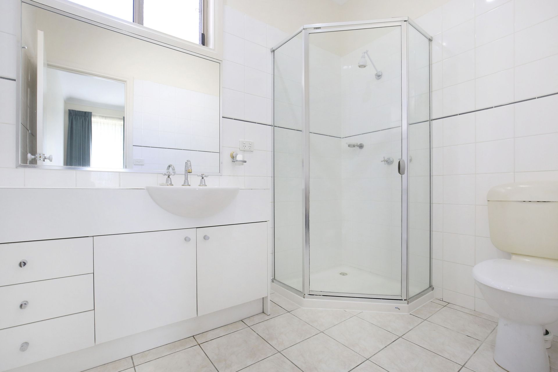 Inviting Lifestyle At Thornbury's Heart!