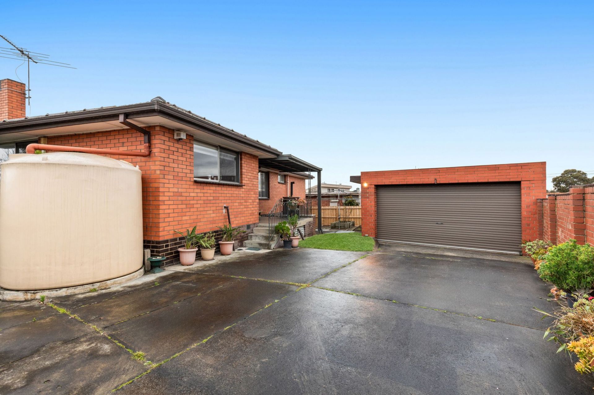 A Family Favorite ….. with 2 Garages !