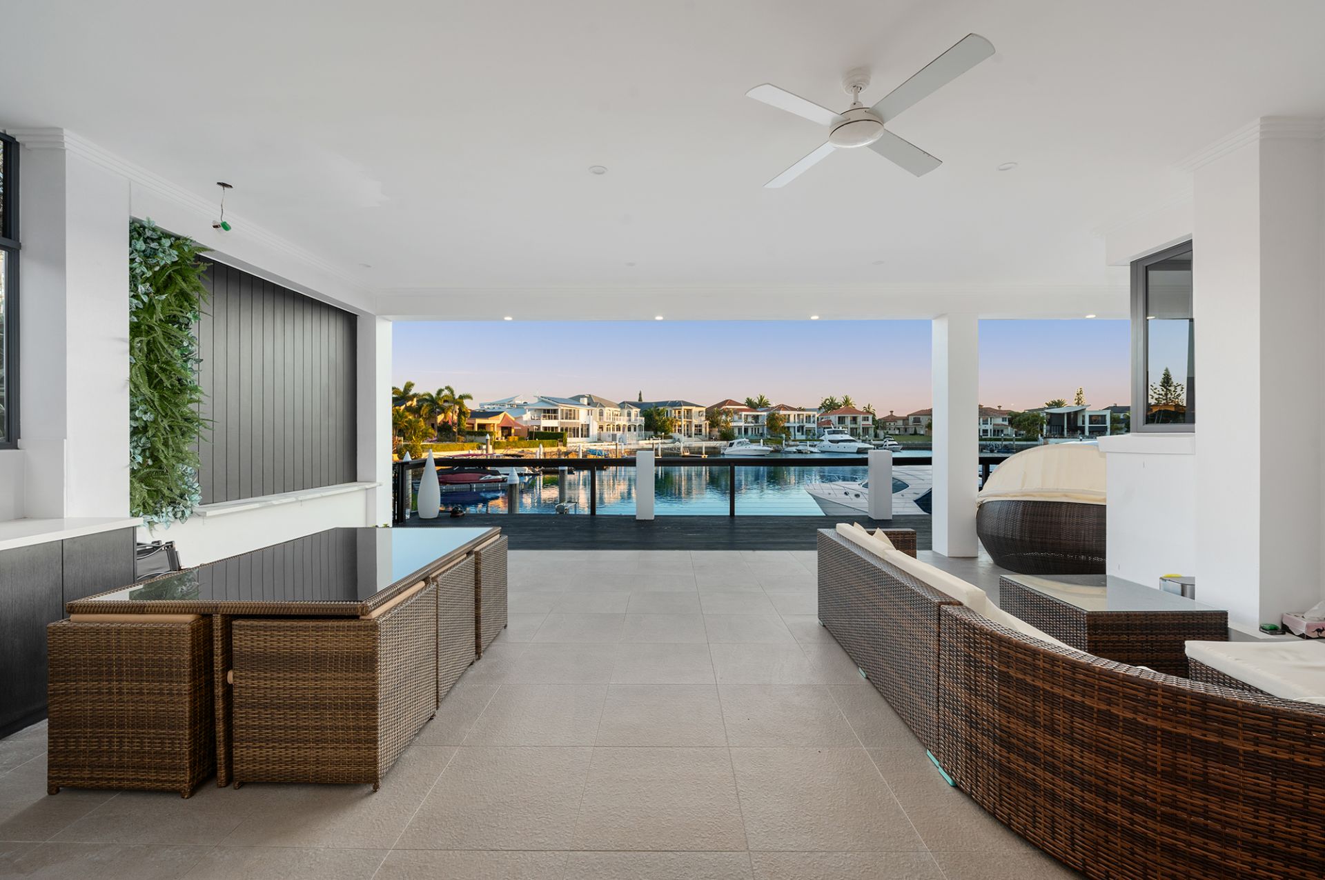 2 Queen Guineveres Place, Sovereign Islands - Thumbnail 2