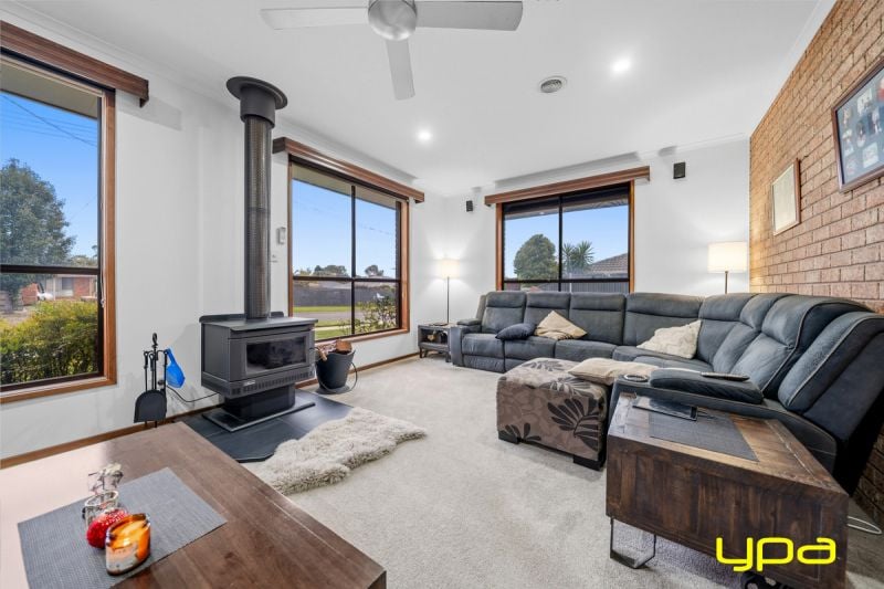 13 Isaac Smith Crescent Cranbourne VIC, Cranbourne - Thumbnail 3
