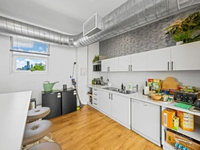 NEWSTEAD STYLE AT AN UNBEATBLE PRICE - ALL OFFERS CONSIDERED!