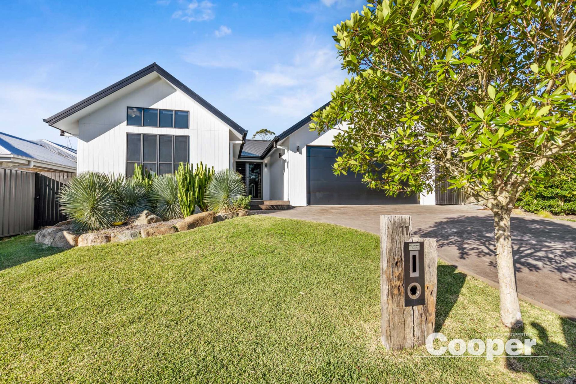 11 Galiga Crescent, Dolphin Point - Thumbnail 2
