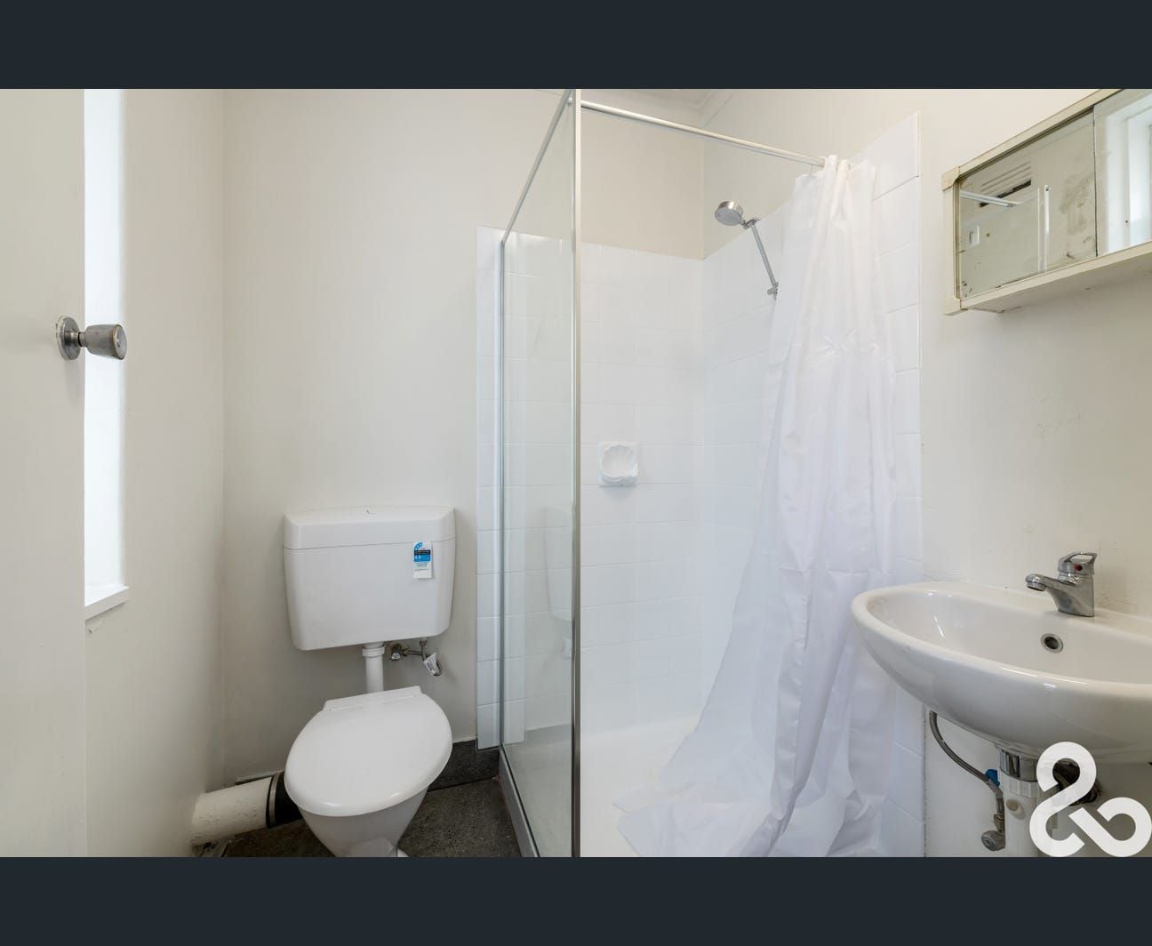 Spacious, Modern and fantastic location.