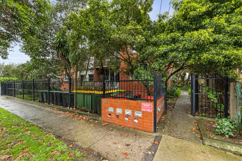 2/11 Christmas Street, Northcote