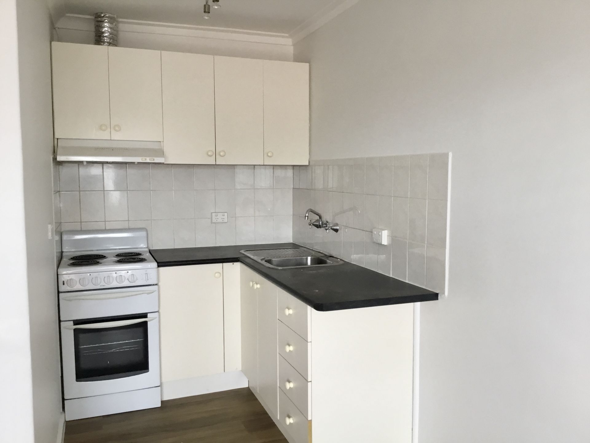 Renovated and Refreshed Apartment opposite Croxton Station